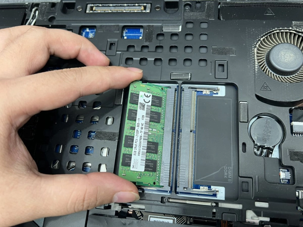 Lắp đặt RAM cho laptop
